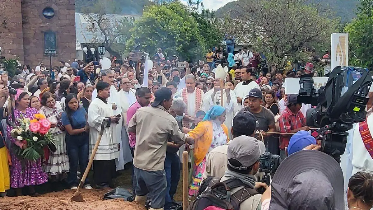 entierran a los padresitos